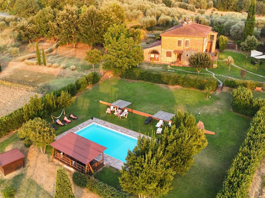 - Immobilien, Hotellerie & Tourismus